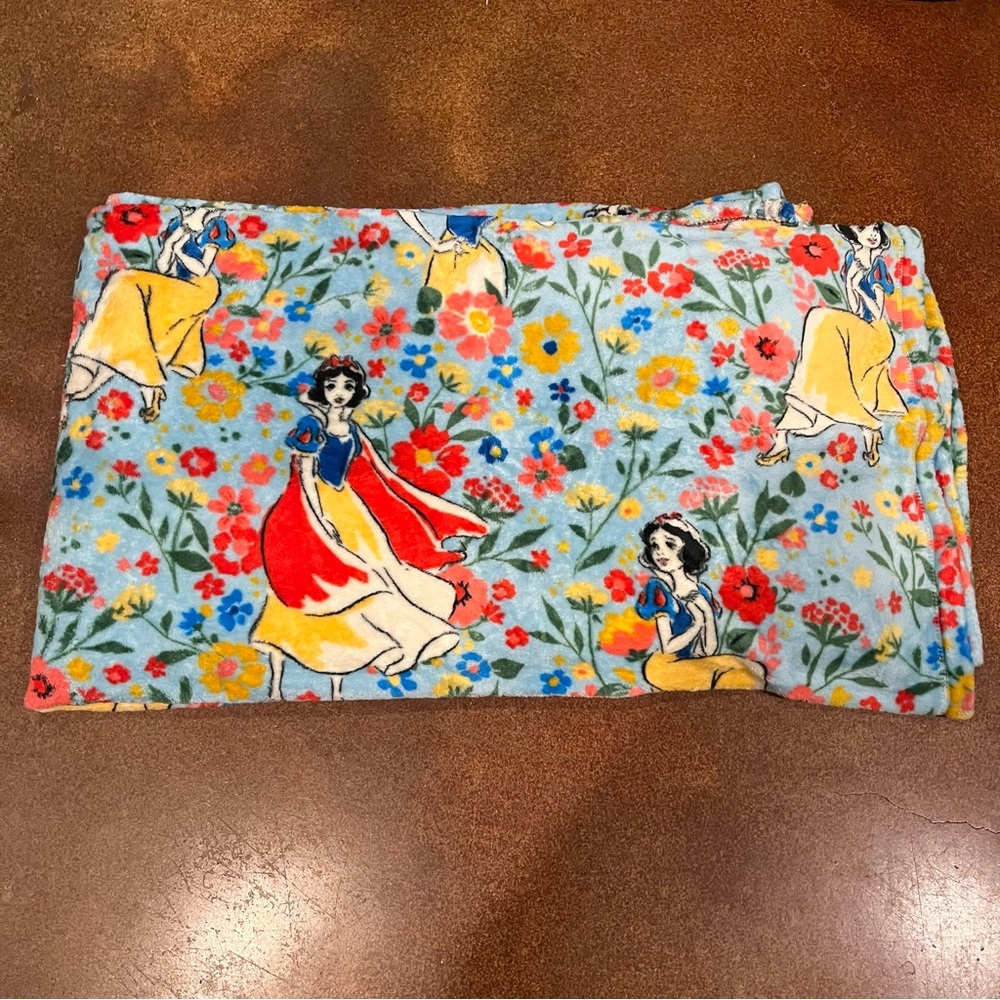 Kohl’s “The Big One” Snow White Floral Fleece Throw - Blue, Red, Yellow